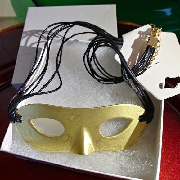 Fat Tuesday New Orleans Mask Necklace - Picture 1 of 3
